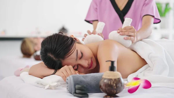 Massaggiatore Massaggiare Indietro Con Erbe Calda Palla Terapia Giovane Asiatico — Foto Stock