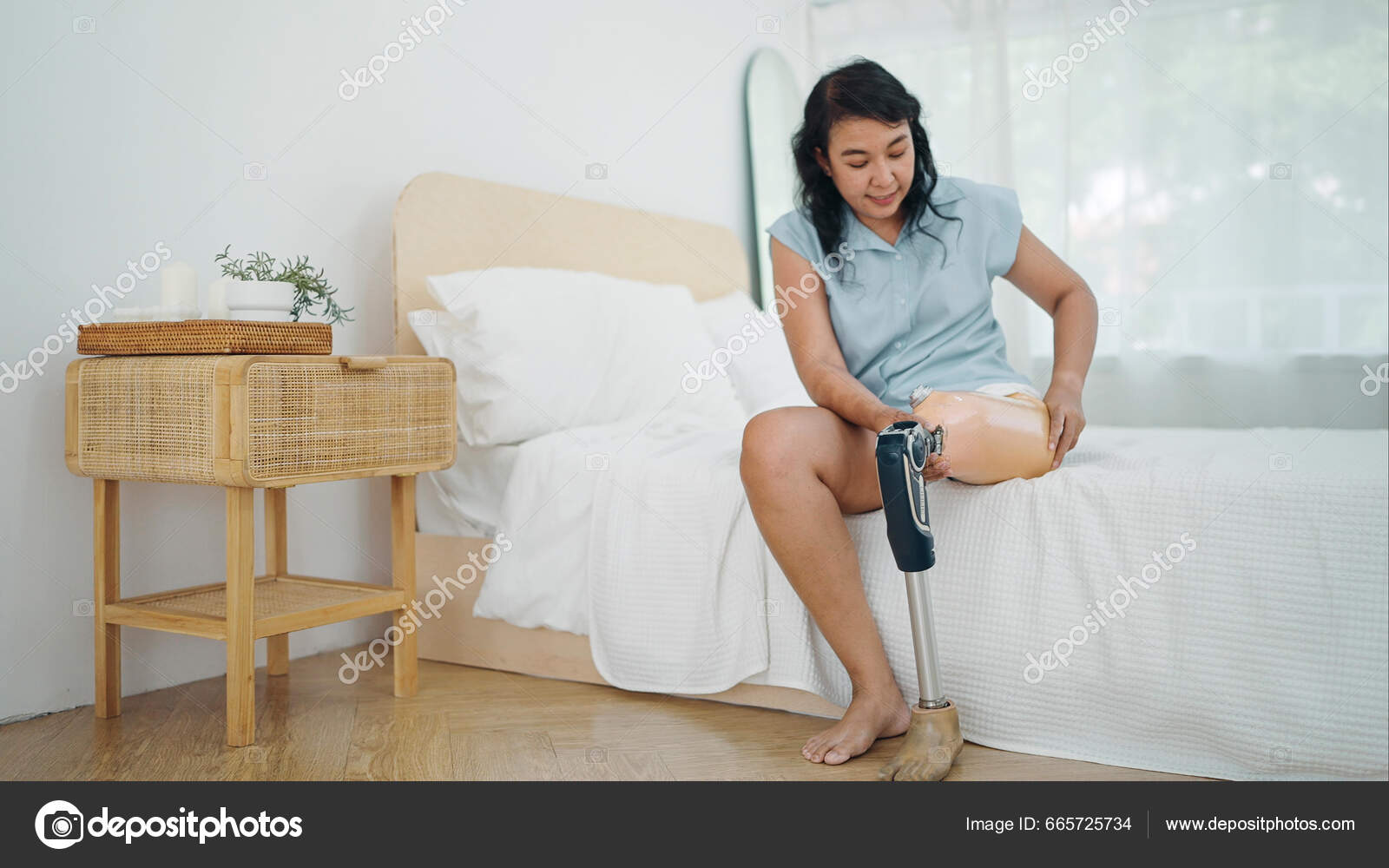 Ενήλικες Ασιάτισσες Ακρωτηριασμένες Αφαιρούν Προσθετικό Πόδι Ενώ Κάθονται  Στο Κρεβάτι — Φωτογραφία Αρχείου © Mstocker #665725734