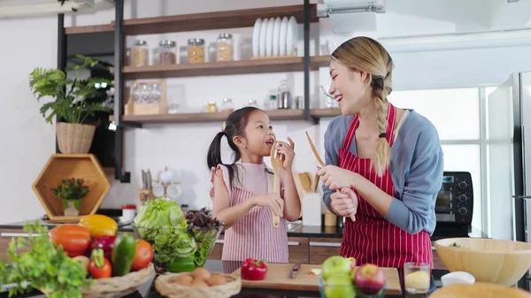 Mãe Asiática Feliz Pequena Filha Segurando Equipamentos Cozinha Mãos Desfrutar — Fotografia de Stock