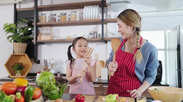 Feliz Mãe Asiática Pequena Filha Segurando Utensílios Cozinha Madeira Mãos — Fotografia de Stock