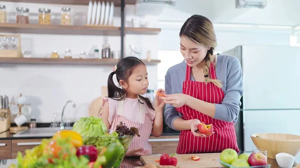 Ung Asiatisk Mamma Skär Äpplen Till Liten Dotter Som Äter — Stockfoto