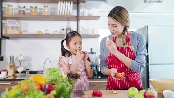 Jonge Aziatische Moeder Dochtertje Eten Graag Appels Keuken Thuis Vruchten — Stockfoto