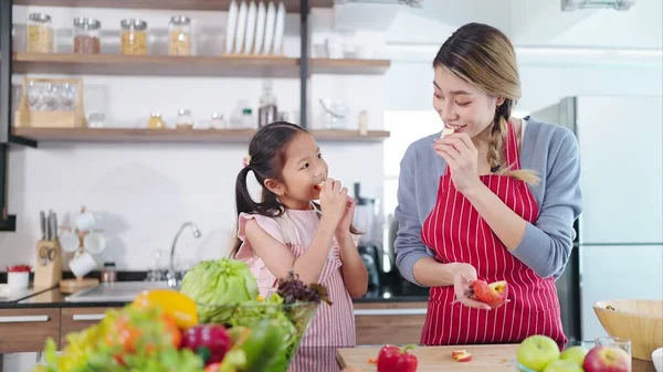 Giovane Madre Asiatica Piccola Figlia Godono Mangiare Mele Cucina Casa — Foto Stock
