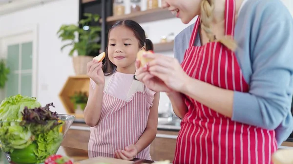 Feliz Menina Asiática Segurando Maçãs Mãos Sala Cozinha Casa Comer — Fotografia de Stock