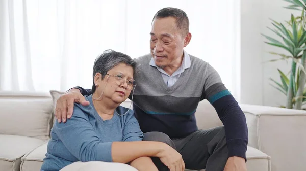 Asiatiska Äldre Man Omtänksam Hustru Omfamna Binda Tröst Och Uttrycka — Stockfoto