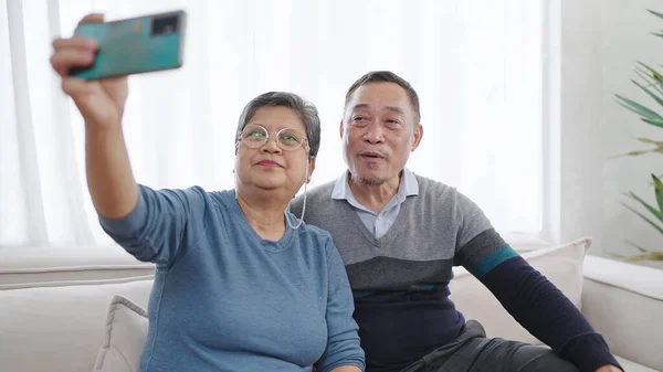 Glada Äldre Asiatiska Par Som Tar Selfie Tittar Smartphone Glada — Stockfoto