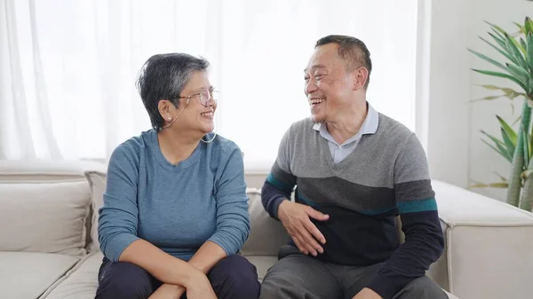 Glada Äldre Asiatiska Par Njuta Att Prata Tillsammans Medan Sitter — Stockfoto