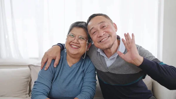 Glada Äldre Asiatiska Par Som Omfamnar Limning Leende Och Viftar — Stockfoto