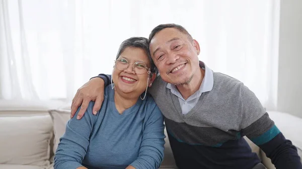 Glada Äldre Asiatiska Par Omfamnar Bonding Leende Och Tittar Kameran — Stockfoto