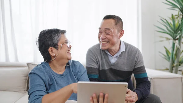 Glada Äldre Asiatiska Par Pratar Tillsammans Och Använder Surfplatta Njuta — Stockfoto