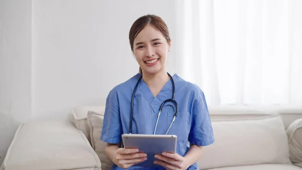 Portrét Mladé Asijské Ženy Lékař Nebo Ošetřovatel Stetoskopem Drží Tablet — Stock fotografie