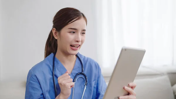 Young Asian Female Doctor Nurse Holding Tablet Hands While Talking — Stock Photo, Image