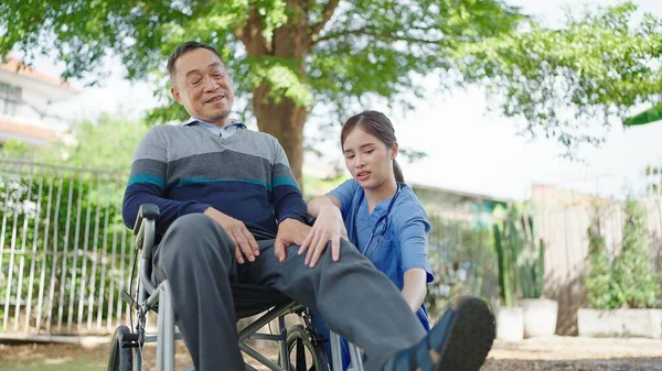 Young Asian Woman Physical Therapists Helping Elderly Male Patient Wheelchair — Zdjęcie stockowe