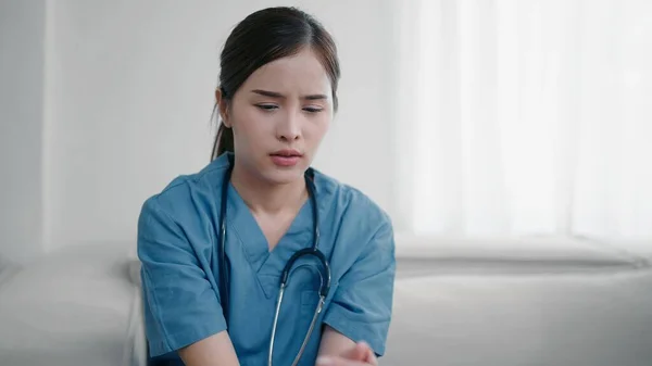 Усталая Депрессивная Молодая Азиатка Медсестра Страдает После Тяжелой Работы Утомленная — стоковое фото