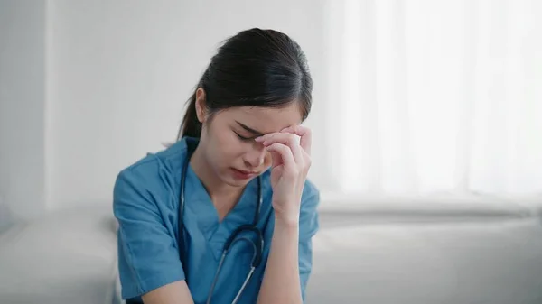 Vermoeide Depressieve Jonge Aziatische Verpleegster Uniform Heeft Hoofdpijn Hard Werken — Stockfoto