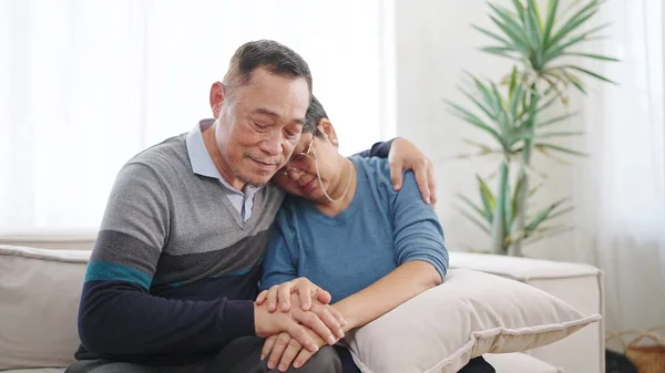 Asiatiska Äldre Par Omfamnar Bindning Tröstande Och Uttrycker Empati Äldre — Stockfoto