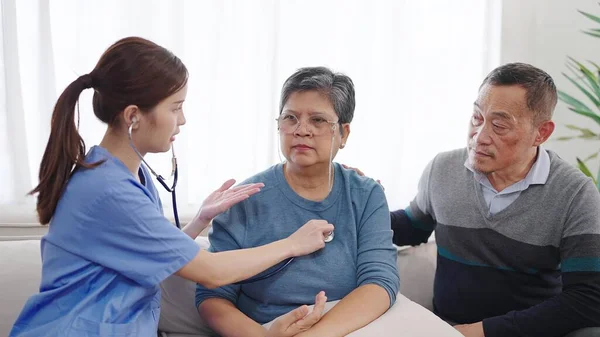 Enfermeira Asiática Cuidadora Usando Estetoscópio Verificar Batimentos Cardíacos Pulmões Maduro — Fotografia de Stock