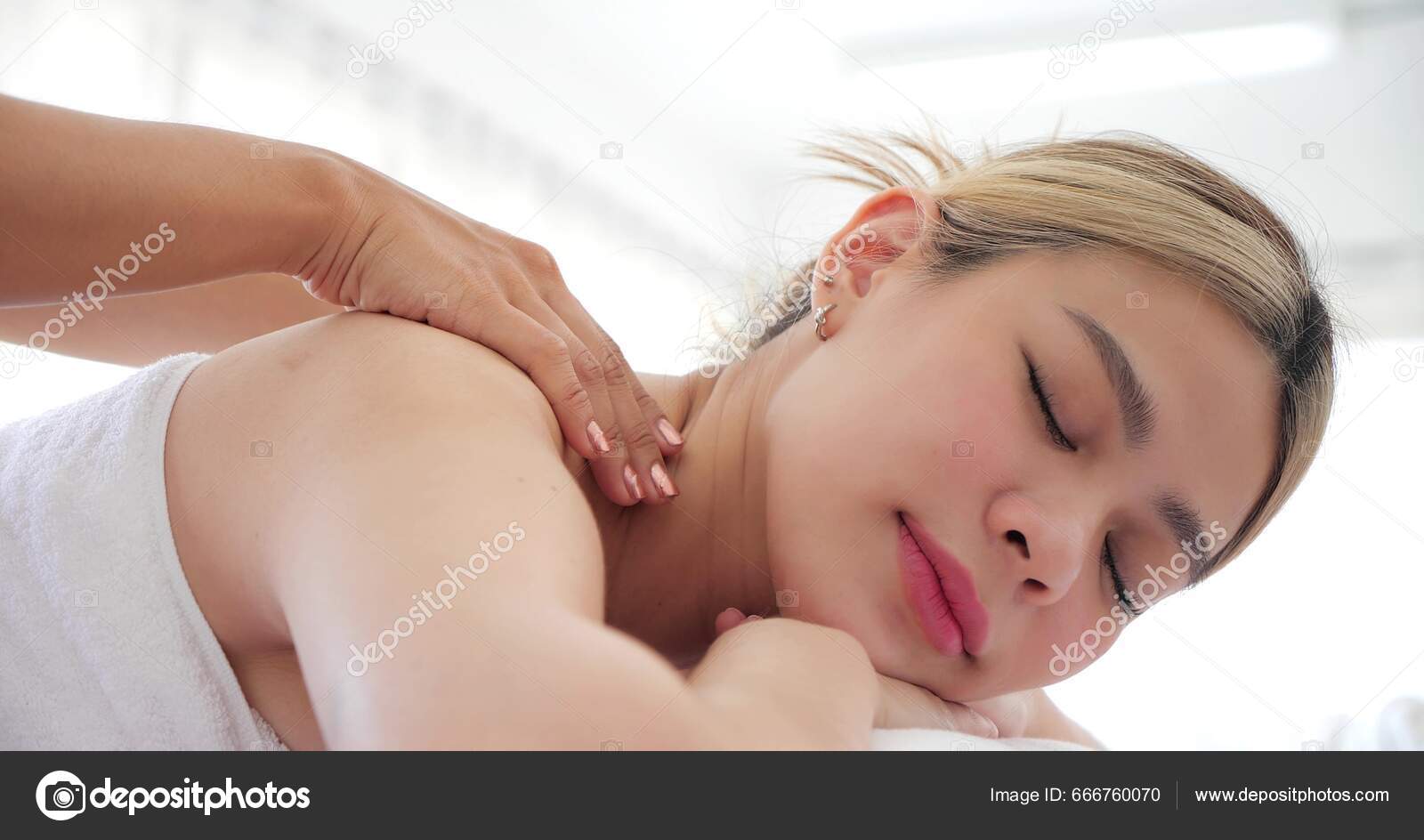 Close Beautiful Asian Woman Relaxing Closed Eyes Lying Massage Bed — Stock  Photo © Mstocker #666760070