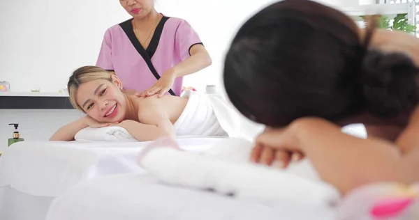 Twee Jonge Aziatische Vrouwen Ontspannen Met Massage Genieten Van Praten — Stockfoto