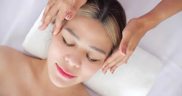 Zbliżenie Twarzy Pięknych Azjatyckich Kobiet Masaż Twarzy Klinice Kosmetycznej Zabieg — Zdjęcie stockowe