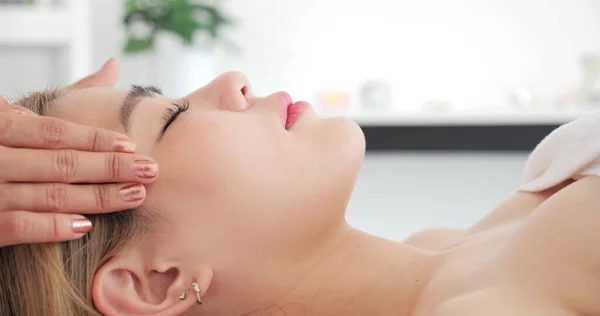 Zbliżenie Twarzy Pięknych Azjatyckich Kobiet Masaż Twarzy Klinice Kosmetycznej Zabieg — Zdjęcie stockowe
