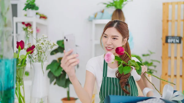 Jovem Asiático Mulheres Proprietário Floral Loja Segurando Rosa Flores Mãos — Fotografia de Stock