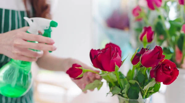 Close Mão Florista Mulher Pulverizar Água Flores Vermelhas Rosa Adicionar — Fotografia de Stock