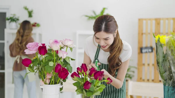 Linda Florista Mulher Asiática Trabalhando Com Flores Loja Flores Mulher — Fotografia de Stock