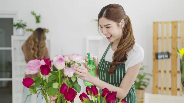 Vacker Asiatisk Kvinna Florist Arbetar Med Blommor Blomsteraffär Kvinna Som — Stockfoto