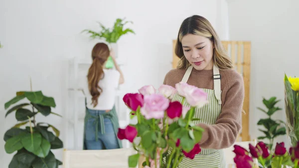 Młoda Azjatycka Kobieta Kwiaciarnia Fartuchu Pracuje Kwiaciarni Skoncentrowany Młoda Kobieta — Zdjęcie stockowe