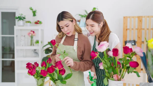 Две Азиатки Флористки Работают Цветочном Магазине Две Женщины Флористки Помогающие — стоковое фото