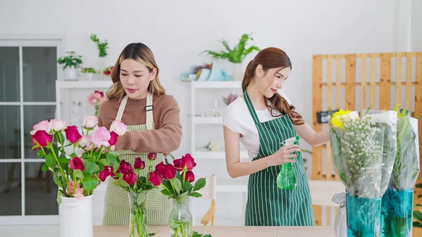 Dois Florista Mulher Asiática Trabalhando Loja Flores Duas Florista Mulher — Fotografia de Stock