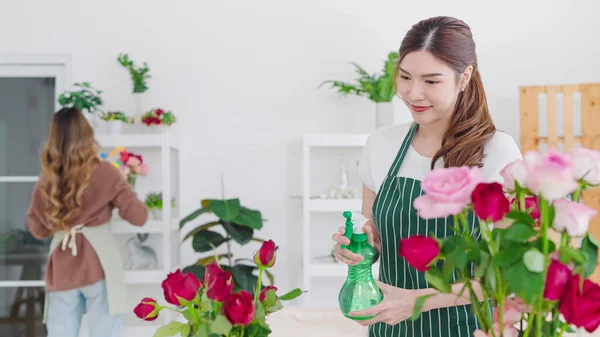 Schöne Asiatische Blumenhändlerin Sprüht Wasser Auf Die Blumen Blumenladen Und — Stockfoto