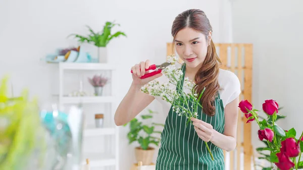 Vacker Asiatisk Kvinna Florist Arbetar Med Blommor Blomsteraffär Kvinna Som — Stockfoto