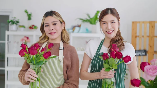 美しいアジアの女性の肖像画 エプロン花瓶は花屋に立ってカメラを見ています 花屋を所有する2人のアジア人女性 フローリストコンセプト 中小企業オーナー — ストック写真
