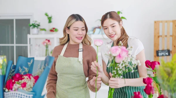 Zwei Junge Asiatische Floristinnen Arbeiten Zusammen Blumenladen Zwei Kolleginnen Unterhalten — Stockfoto