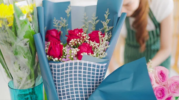Close Krásné Červené Růže Kytice Zabalené Modrém Papíru Květinářství Čeká — Stock fotografie