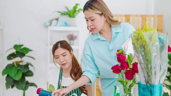 Dois Jovens Florista Mulher Asiática Trabalhando Juntos Loja Flores Dois — Fotografia de Stock