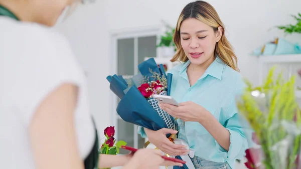 Jovem Mulher Asiática Cliente Vindo Para Tomar Buquê Flor Usando — Fotografia de Stock