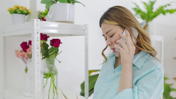 Schöne Junge Asiatische Frauen Inhaber Blumenladen Schürze Gespräch Auf Smartphone — Stockfoto