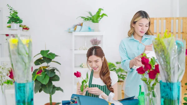 Dois Jovens Florista Mulher Asiática Trabalhando Juntos Loja Flores Dois — Fotografia de Stock