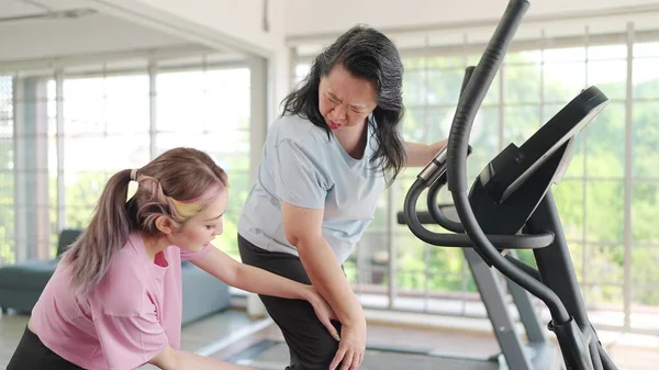 Asian Elderly Women Suffering Pain Exercising Machine Young Daughter Rushed — Stock Photo, Image