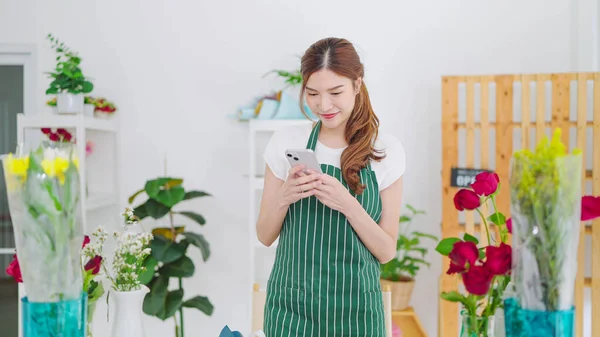 Bonito Jovem Asiático Mulheres Proprietário Floral Loja Avental Digitação Smartphone — Fotografia de Stock
