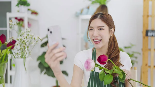 Genç Asyalı Kadın Çiçekçi Elinde Gül Çiçekleri Tutarken Müşteriye Akıllı — Stok fotoğraf