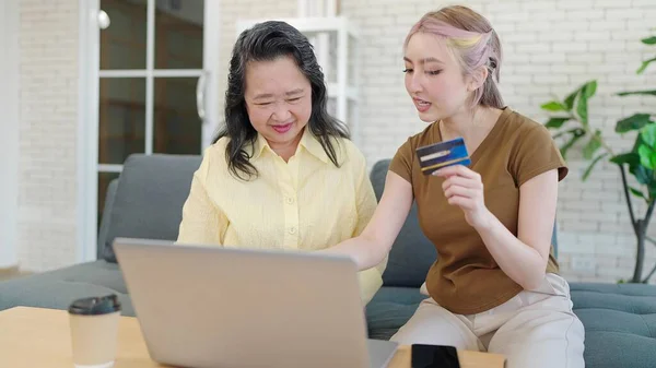 Idosos Mãe Asiática Filha Jovem Gostam Fazer Compras Line Laptop — Fotografia de Stock