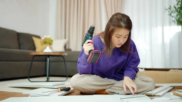 Young Asian Women Holding Drill Assembling New Furniture Herself Home — Stock Photo, Image