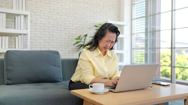 Överarbetad Äldre Kvinna Som Lider Dimsyn Efter Att Använt Laptop — Stockfoto