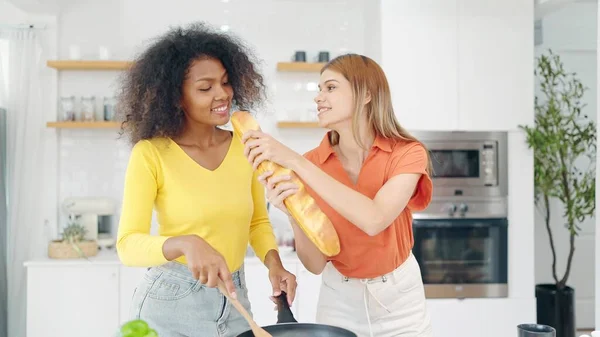 Mutlu Genç Bayan Arkadaşlar Mutfak Odasında Yemek Pişirirken Şarkı Söylemeyi — Stok fotoğraf