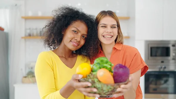 Mutlu Lezbiyen Kadın Çift Ellerinde Bir Sepet Meyve Sebze Tutuyorlar — Stok fotoğraf