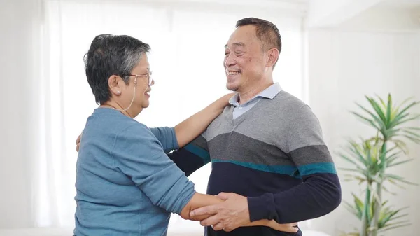 Szczęśliwa Azjatycka Para Seniorów Cieszyć Się Taniec Razem Salonie Domu — Zdjęcie stockowe
